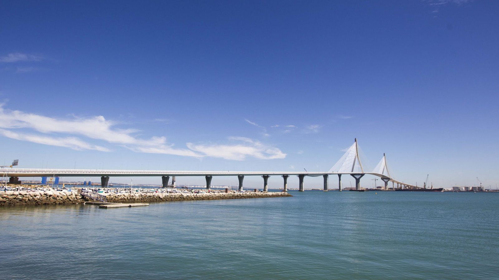 Foto: Panorámica del puente Constitución 1812, diseñado por el ingeniero Javier Manterola, que une Cádiz y Puerto Real. (Efe)