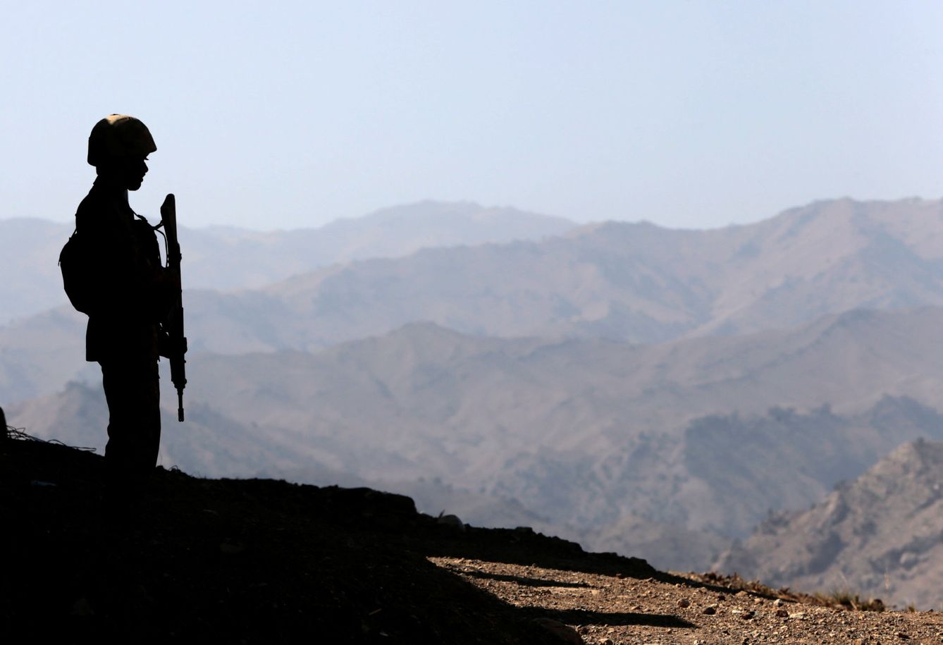 Un soldado paquistaní monta guardia en el puesto de Kitton, en la frontera con Afganistán, en octubre de 2017. (Reuters)