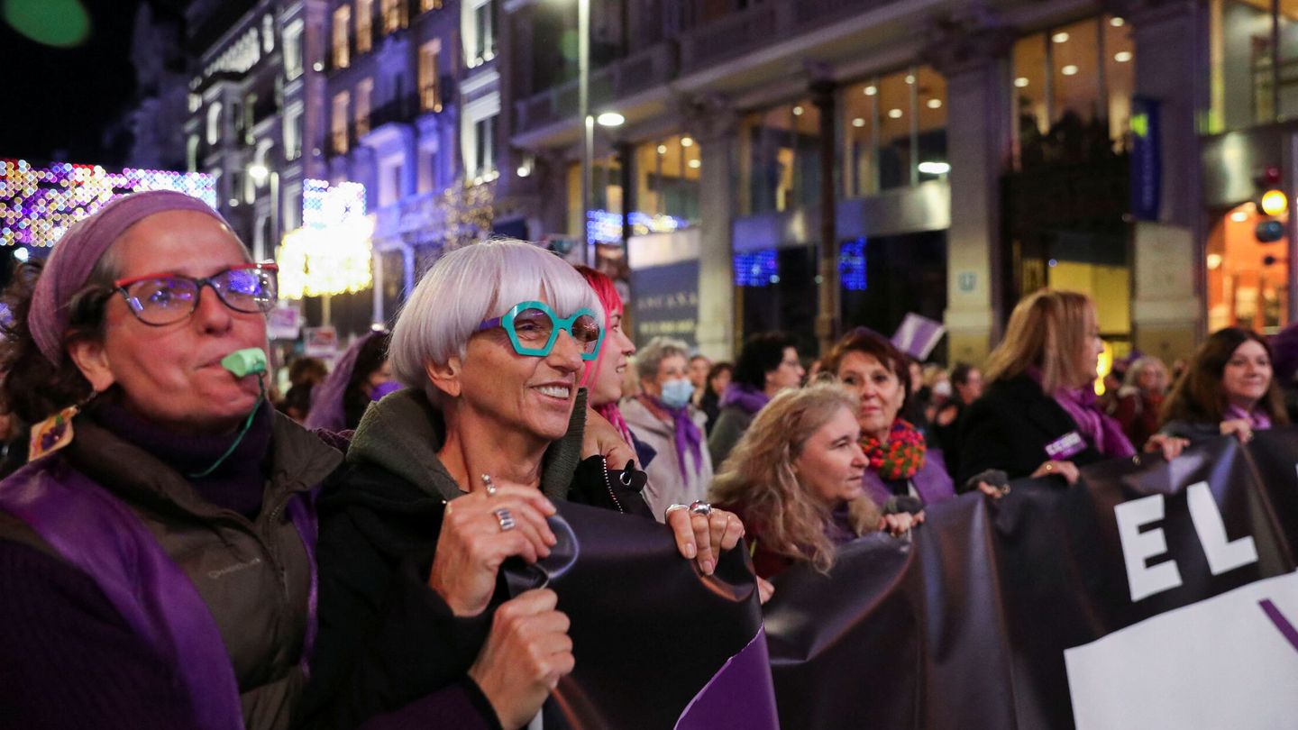 Manifestantes participan en una protesta para conmemorar el Día Internacional de la Eliminación de la Violencia contra la Mujer en Madrid. (Reuters/Violeta Santos Moura)