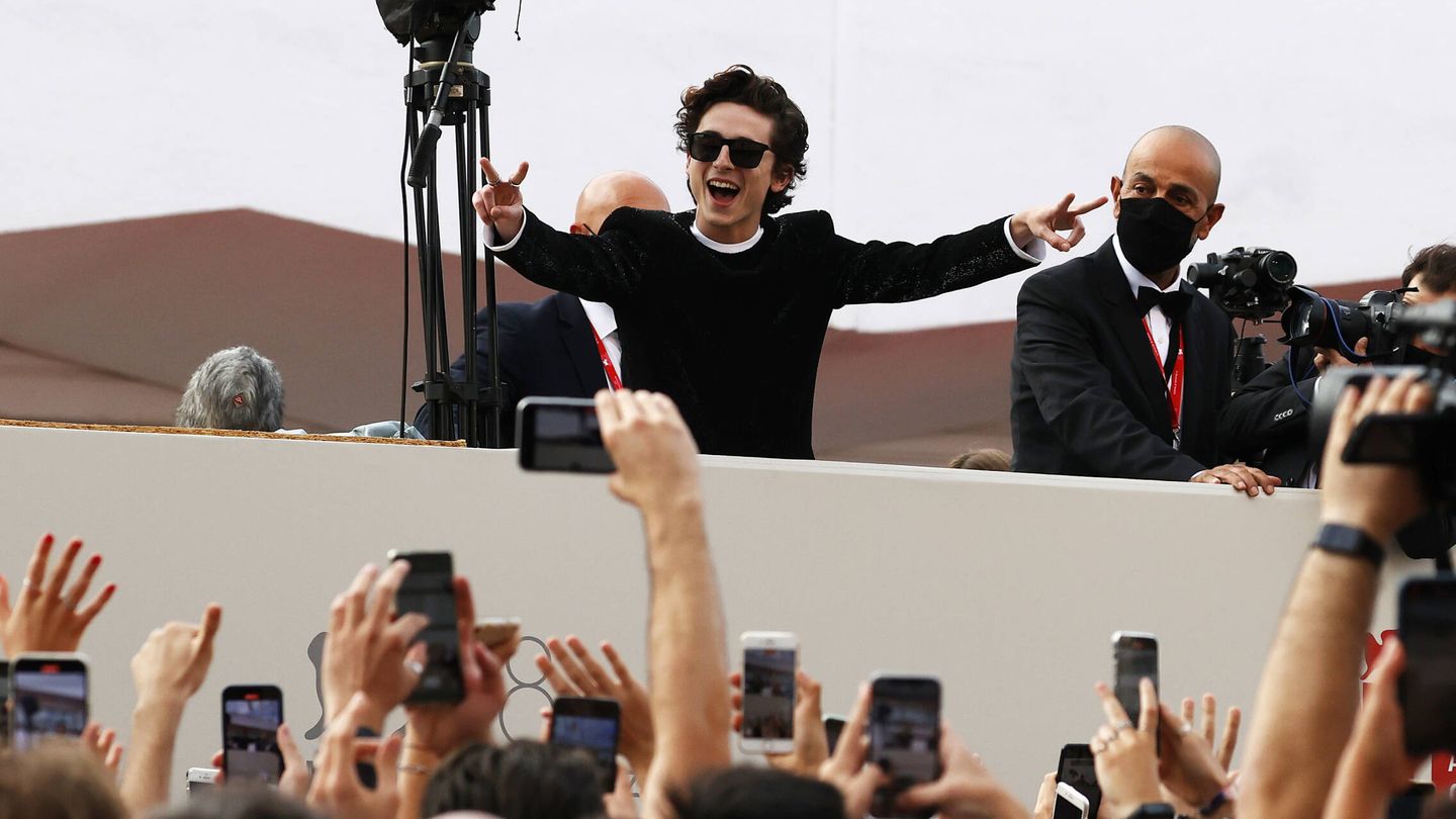 Timothée Chalamet, saludando a sus fans en Venecia. (Getty/John Phillips)