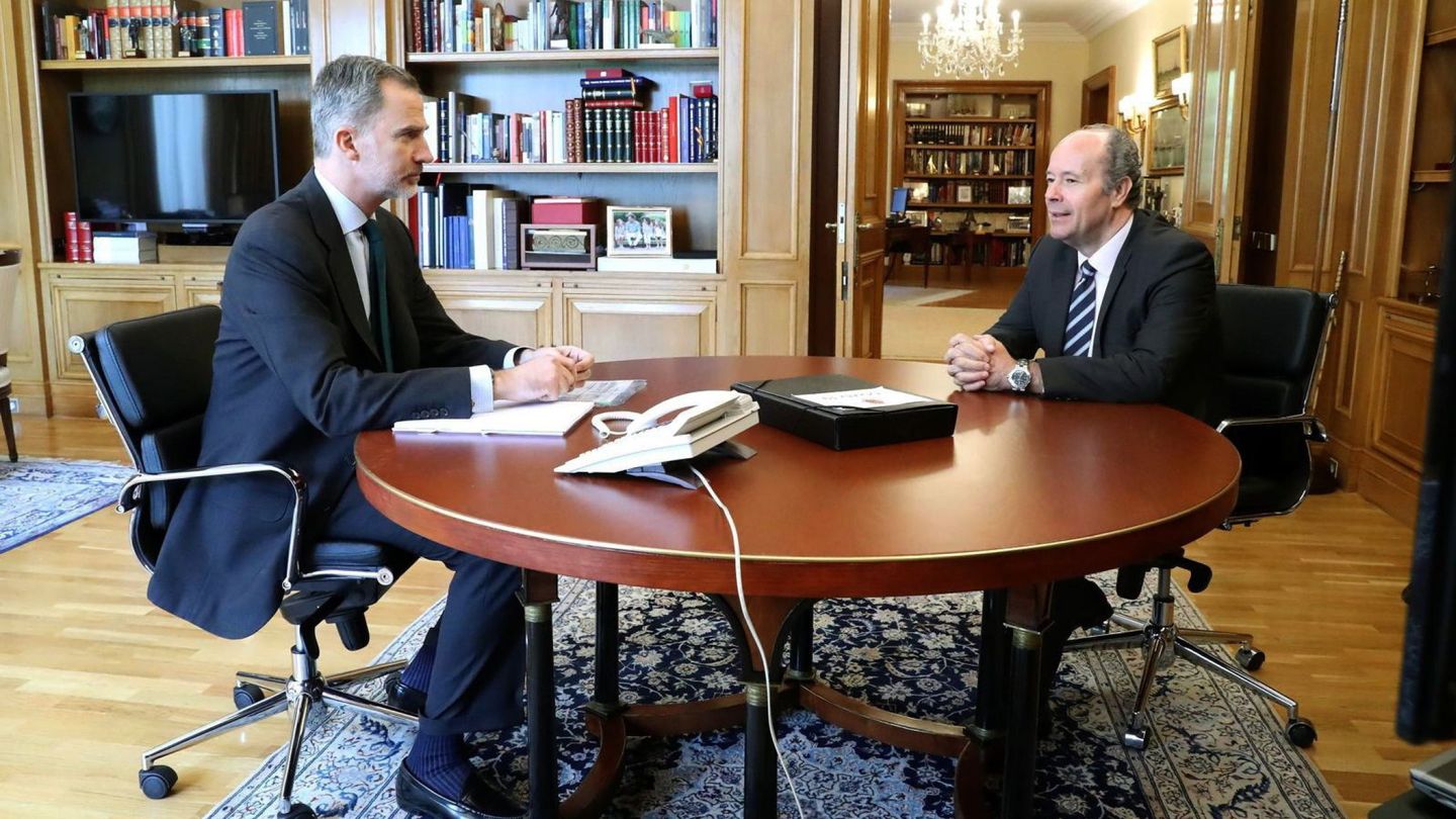 A principios de abril, el rey Felipe y el ministro de Justicia, Juan Carlos Campos. (EFE)
