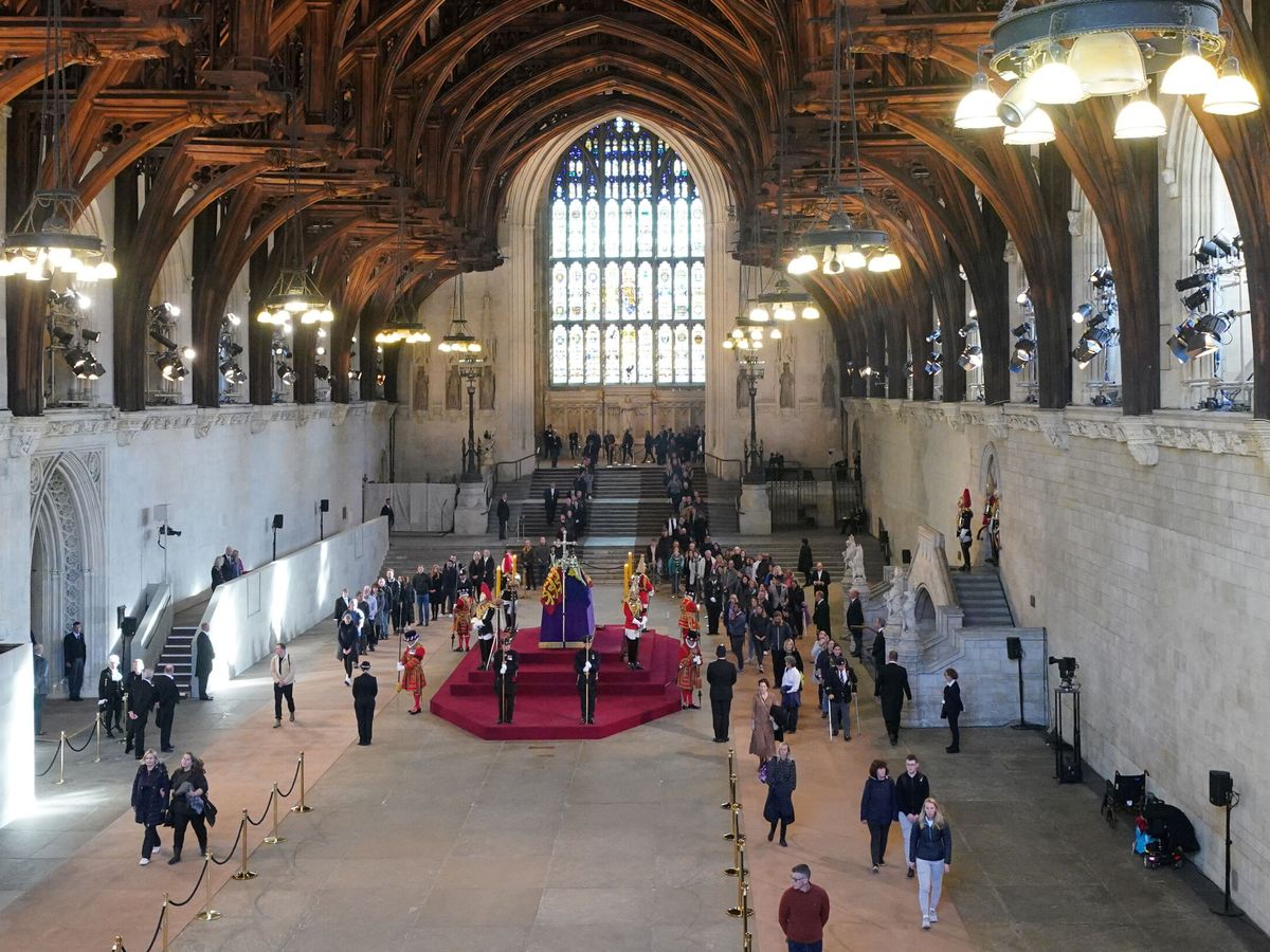 Foto: Capilla ardiente de Isabel II en el palacio de Westminster. (Reuters/Yui Mok)