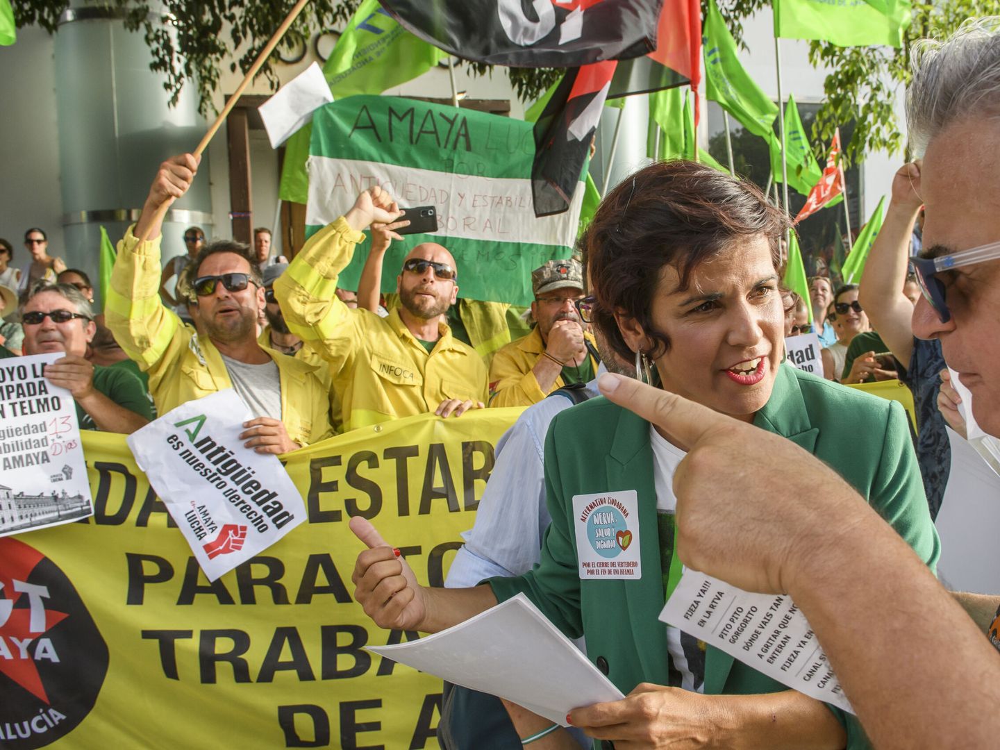 Trabajadores de la RTVA y empleados del INFOCA, entre otros colectivos se manifestaron este lunes a las puertas de Canal Sur antes del último debate electoral. (EFE/Raúl Caro) 