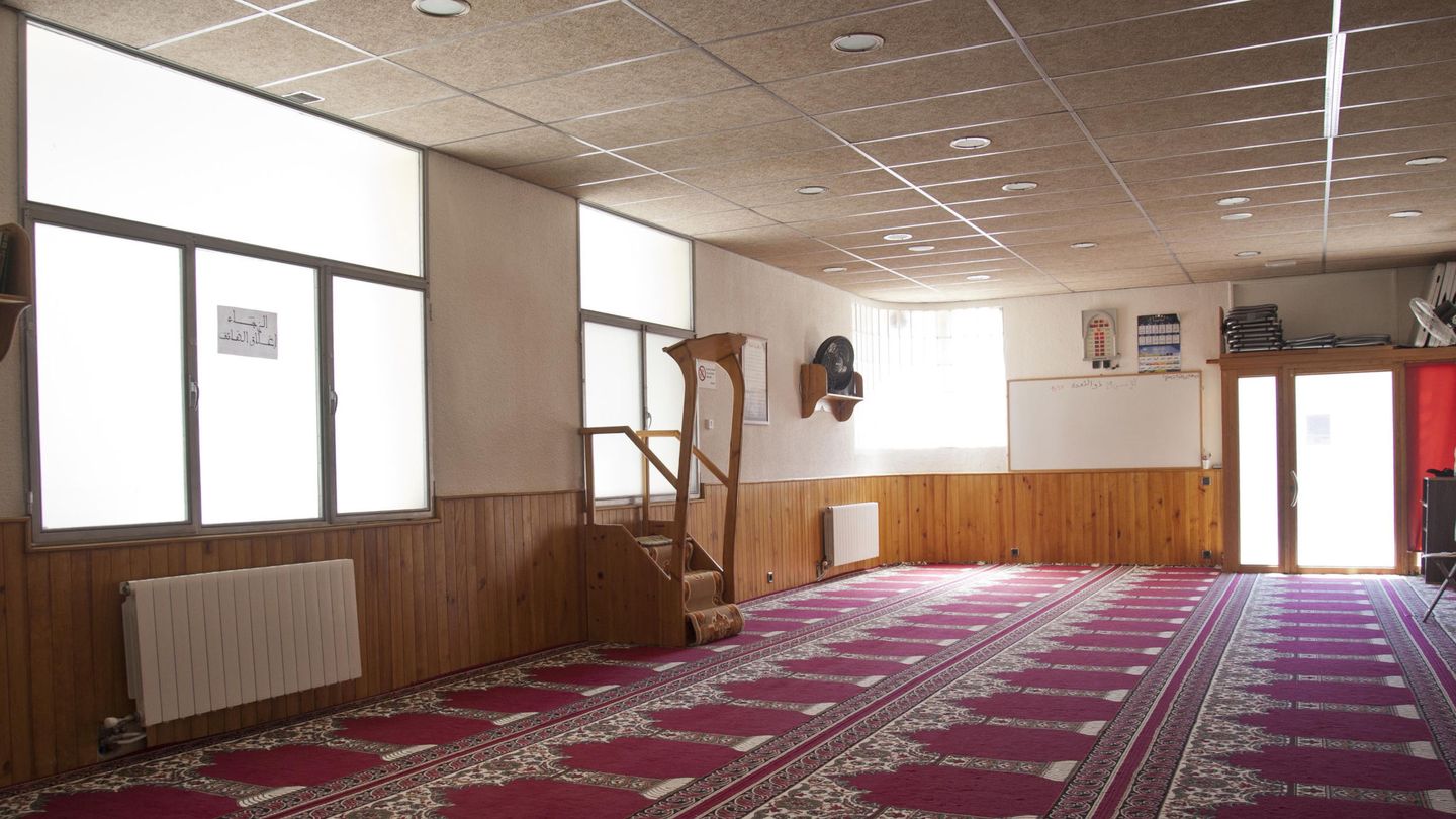 Vista del interior de la mezquita en la cual el imán Abdelbaki Es Satty guiaba las oraciones. (EFE)