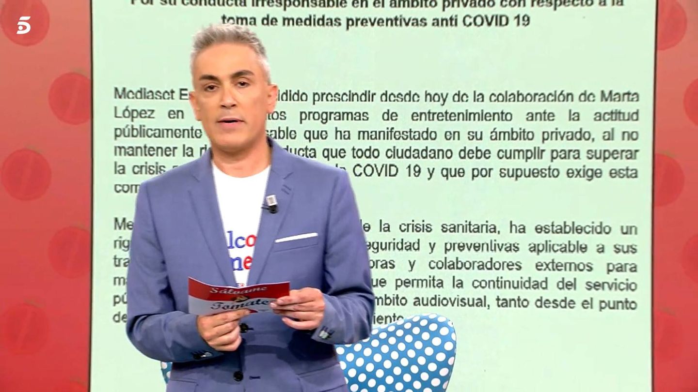 Kiko Hernández, leyendo el comunicado del grupo. (Mediaset)
