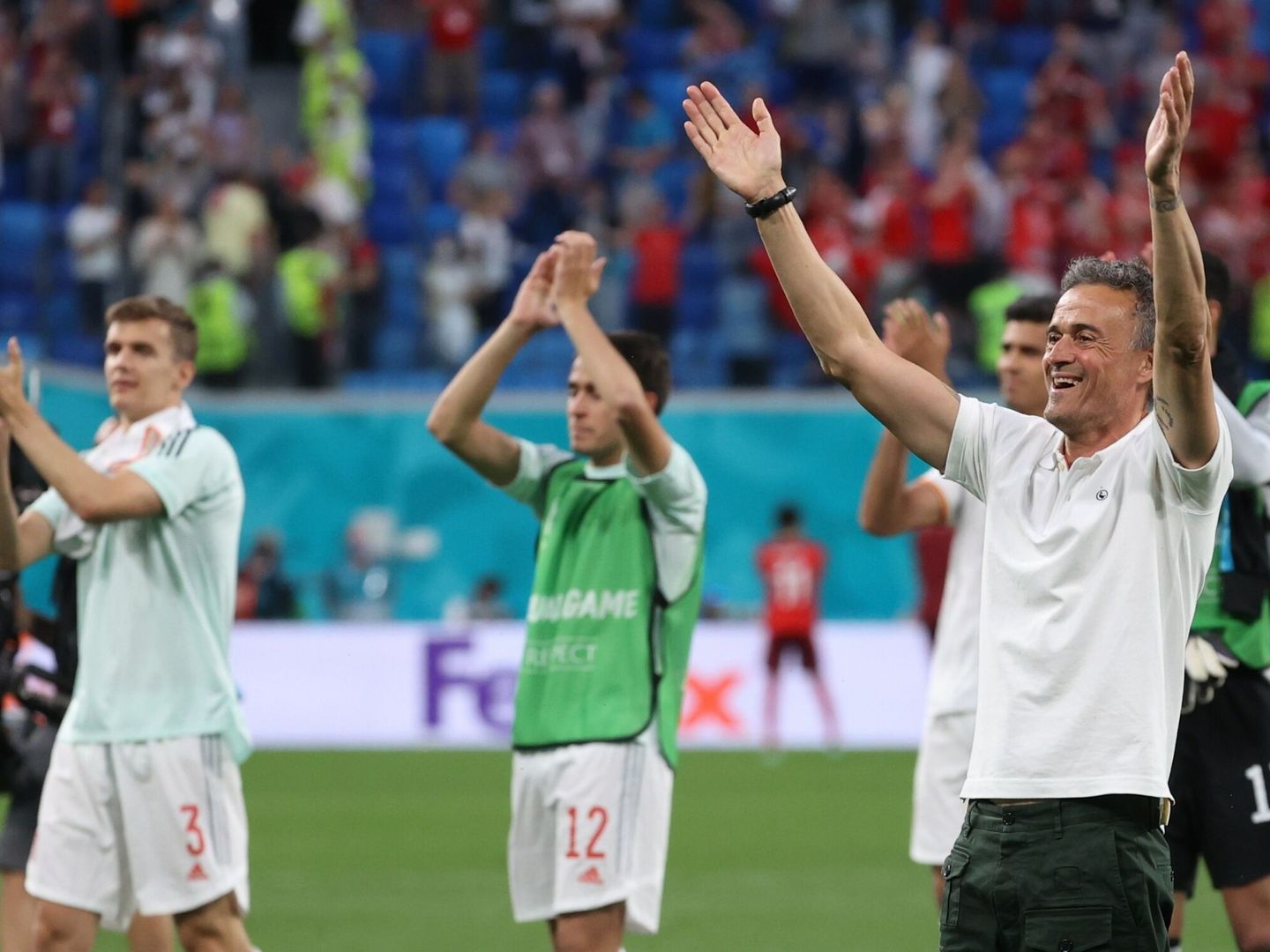 Luis Enrique y los jugadores saludan a los aficionados tras eliminar a Suiza. (EFE)