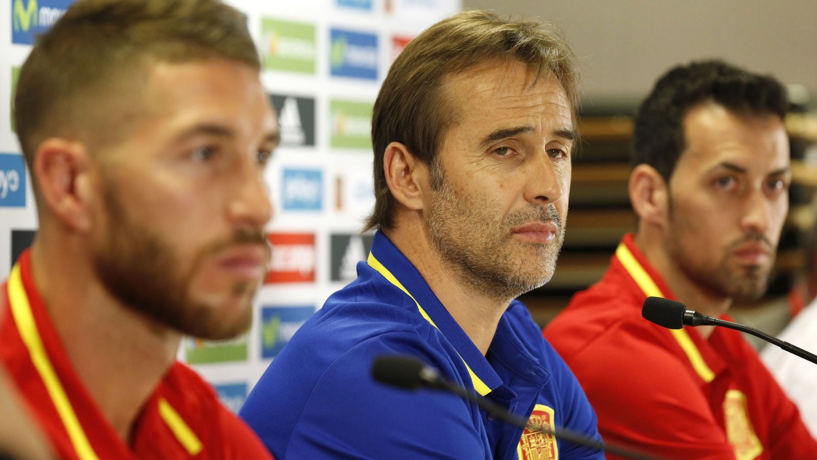 Foto: Ramos, Lopetegui y Busquets, en rueda de prensa (Sergio Barrenechea/EFE).