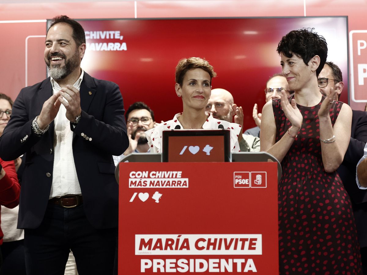 Foto: Las candidatas del PSN a presidir por el Gobierno de Navarra y el Ayuntamiento de Pamplona, María Chivite (c) y Elma Saiz (d), junto a Ramón Alzorriz (i), responsable de Organización. (EFE/Jesús Diges)