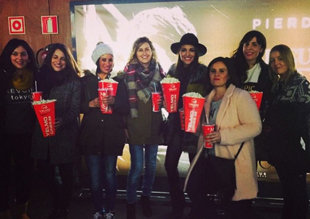 Foto: Paula Echevarría junto a sus amigas en el cine (Redes sociales)