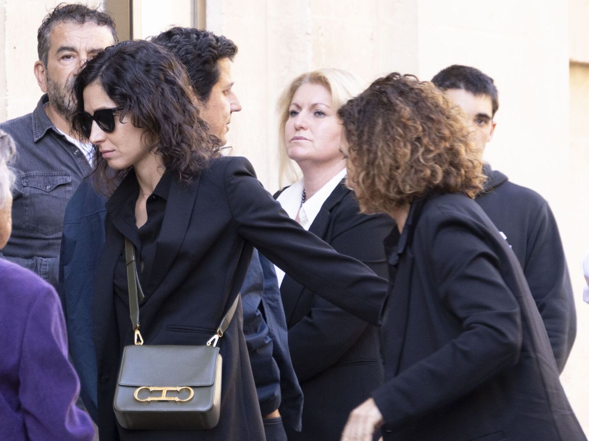 Foto: Xisca, con su madre, en el funeral de Miquel Perelló. (EFE/Cati Cladera)