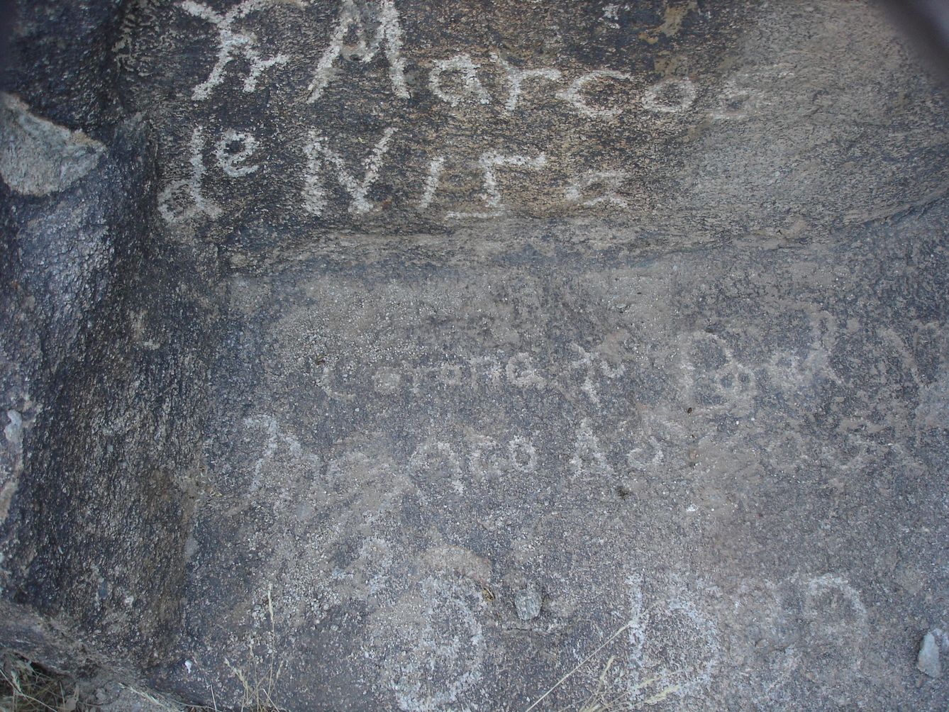 Inscripción atribuida a Fray Marcos de Niza en Pima Canyon (Arizona). (Habj/CC)