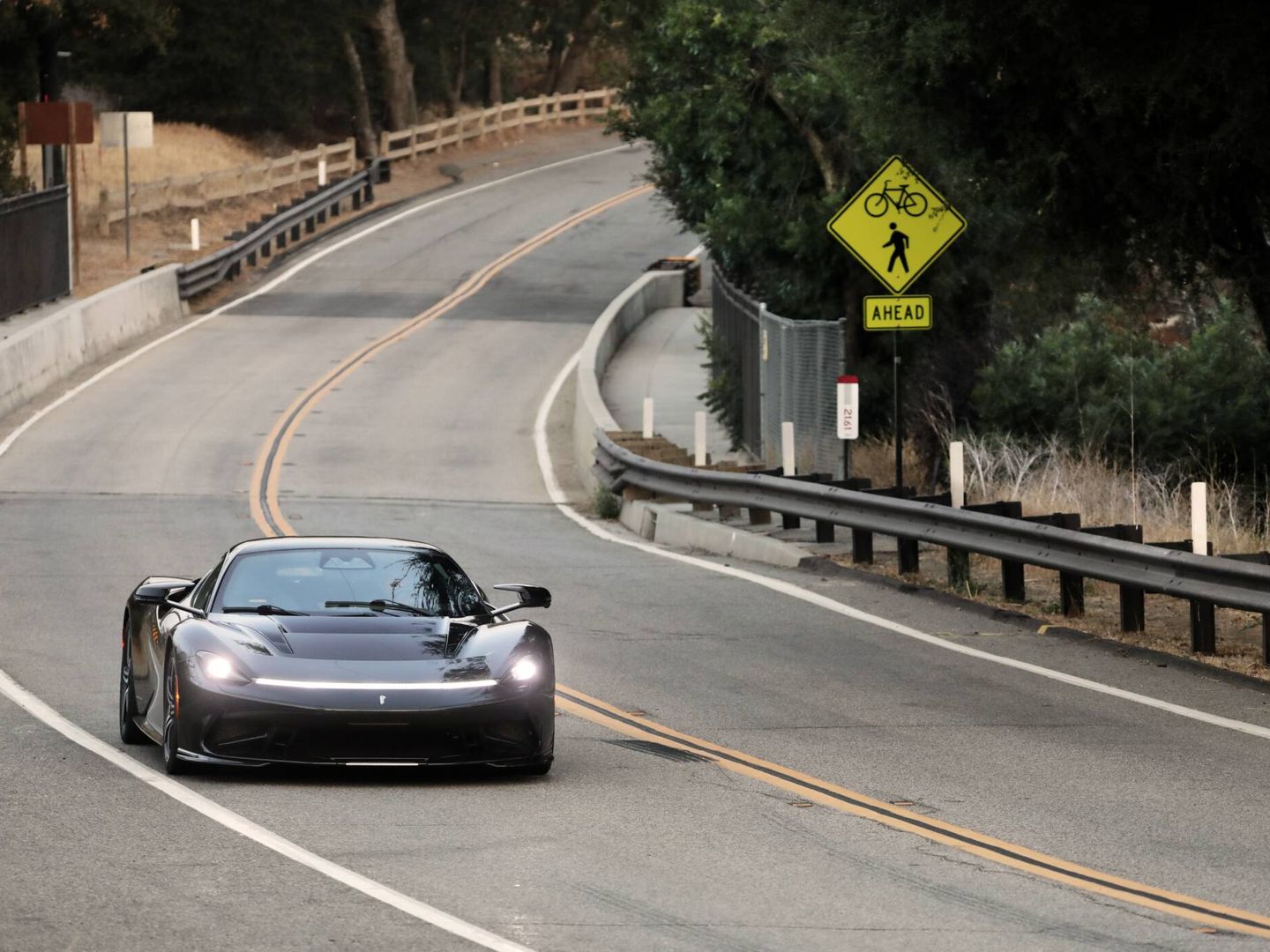 California ha sido el primer lugar del mundo donde ha rodado un Battista de producción. Anuncia 350 km/h de punta, aunque los límites en esas carreteras no alcanzan ni un tercio de esa cifra.