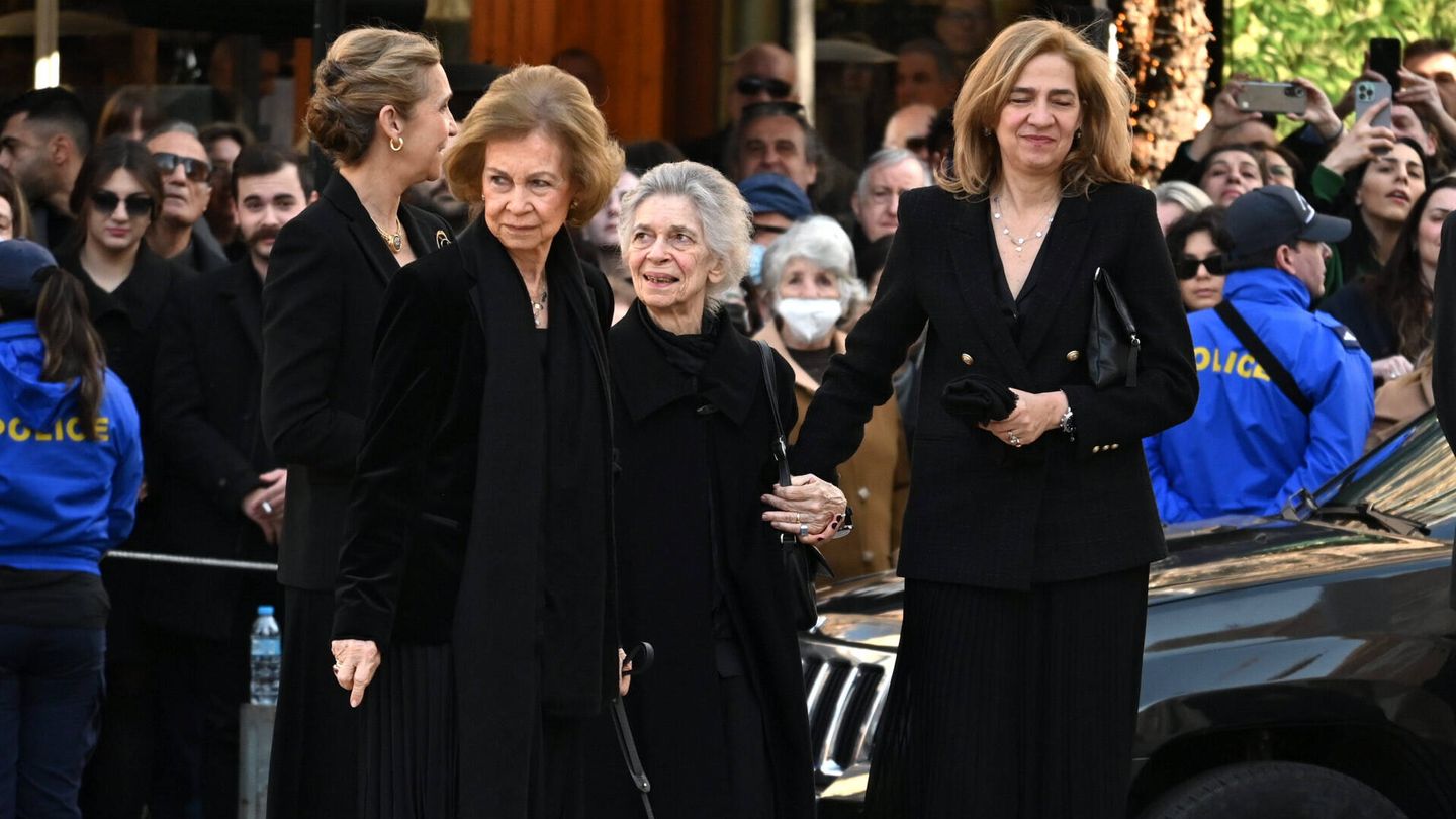 Doña Sofía, acompañada de sus hijas y su hermana Irene, en la misa homenaje a su hermano Constantino. (Gtres)