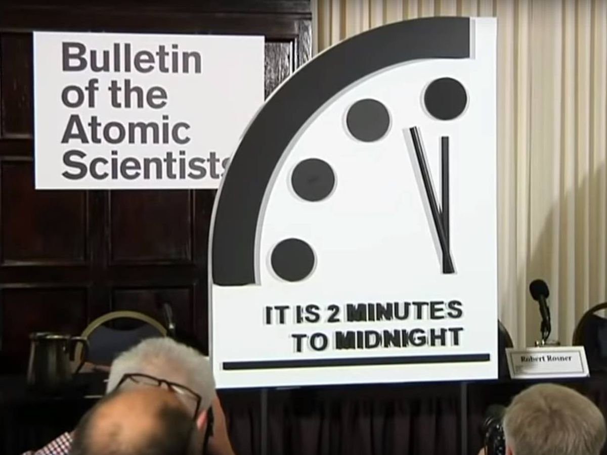 Foto: Momento en el que se descubre el estado del Reloj del Apocalipsis. (CC/Youtube)