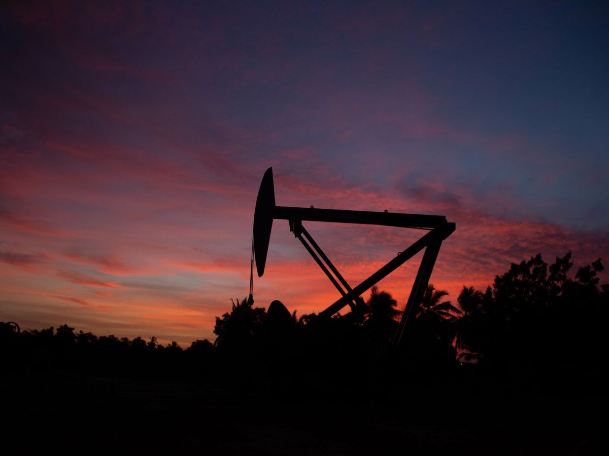 Foto: Un balancín extractor de petróleo. (EFE/Henry Chirinos)
