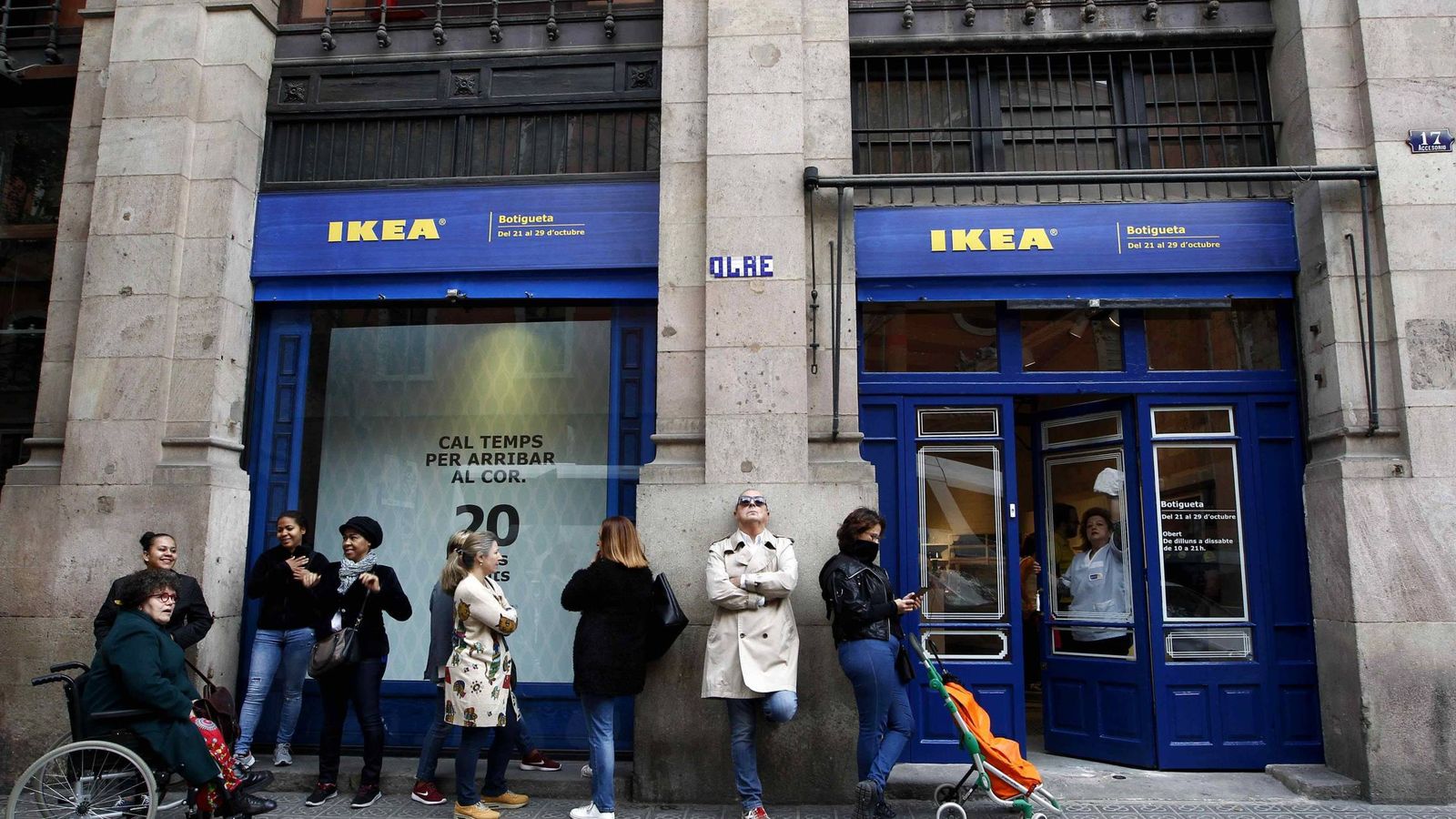Foto: La 'tiendita' de Ikea en el centro de Barcelona también ha despertado la curiosidad de los peatones. (EFE)