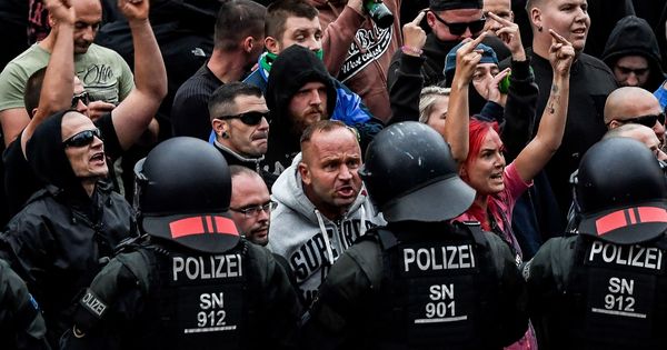 Foto: Manifestantes de derecha hacen gestos hacia la policía antidisturbios durante una manifestación en Chemnitz. (EFE)