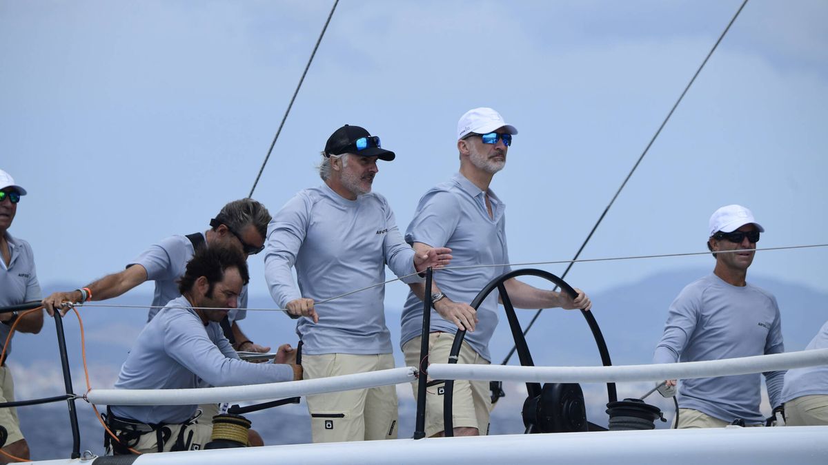 El rey Felipe vuelve a las regatas tras el parón covid: las imágenes de la jornada