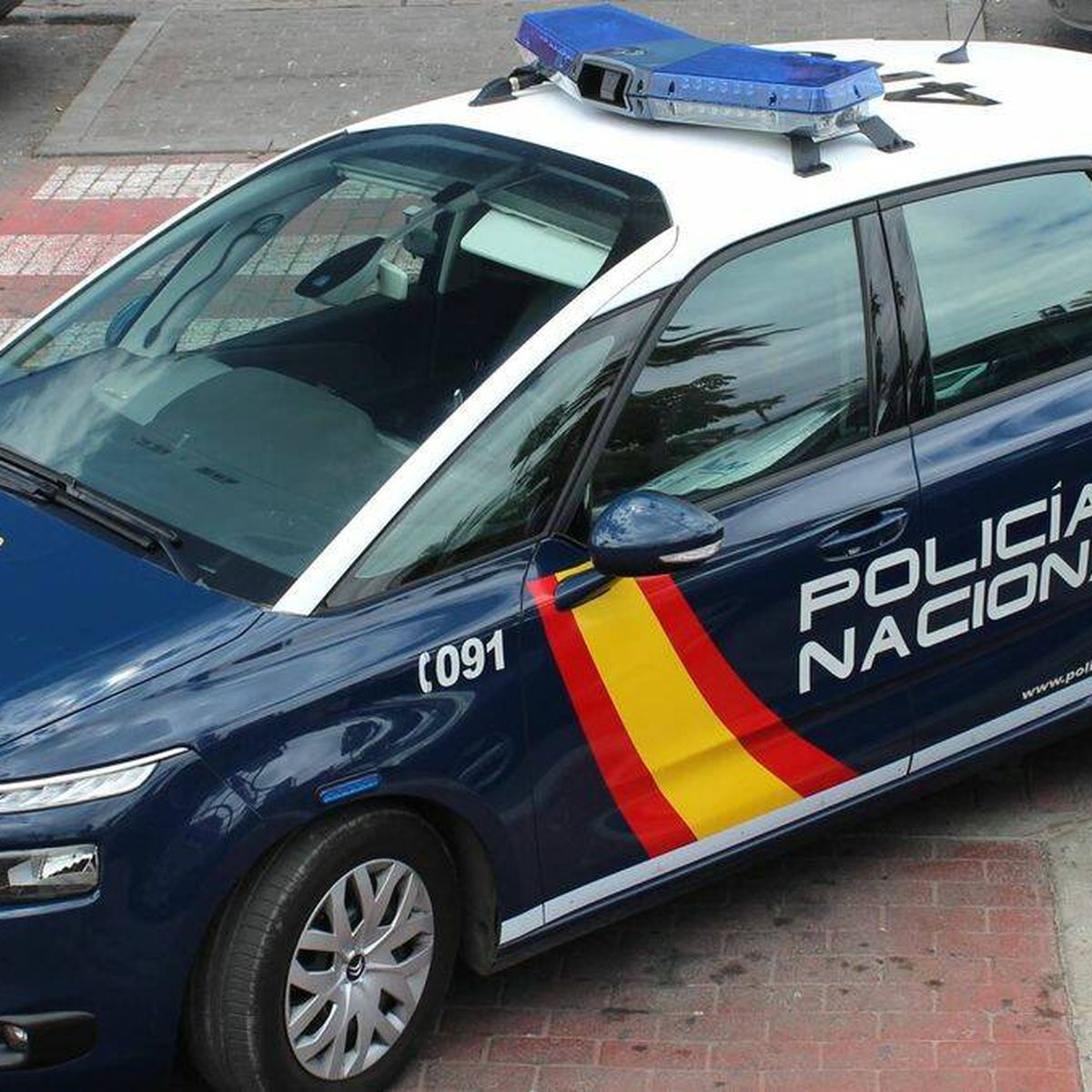File:Automóvil de la policía nacional española en Valencia.jpg - Wikimedia  Commons