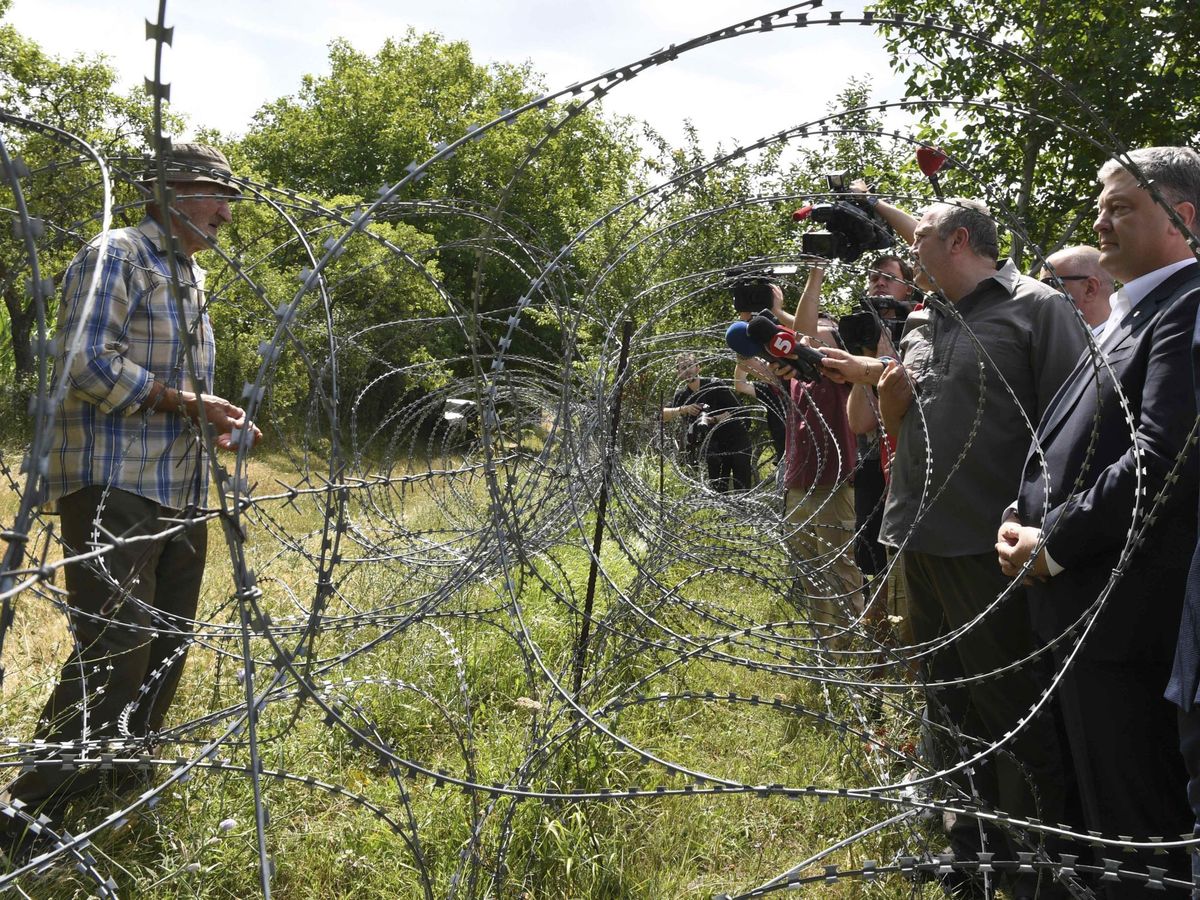 Foto: El expresidente georgiano visita a un local en la frontera entre Georgia y Osetia del Sur, en 2017.  (Reuters/Irakli Gedenidze)