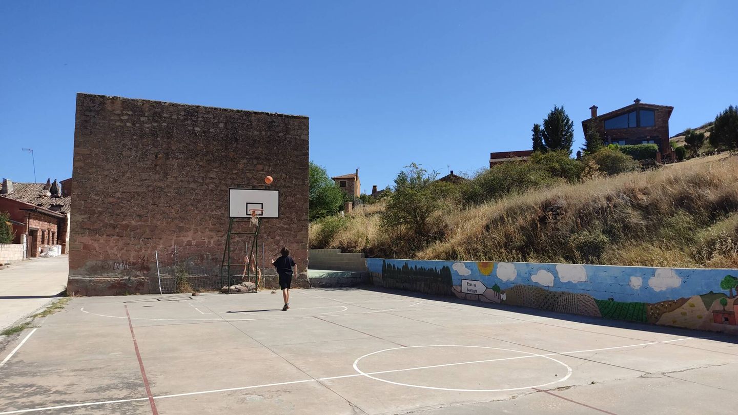 La cancha de baloncesto del pueblo. (G.M.)