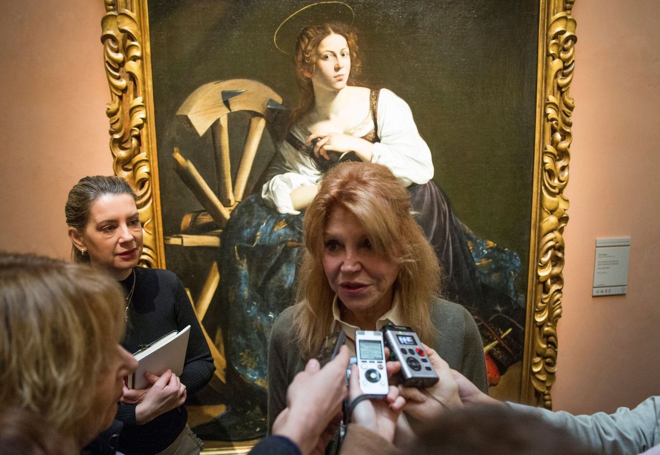 La baronesa, con la Santa Catalina de Caravaggio, a la espalda. (EFE)