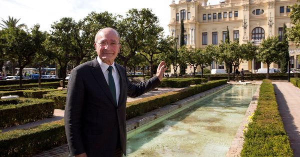 Foto: El alcalde de Málaga, Francisco de la Torre, en febrero de 2018, delante del ayuntamiento, cuando anunció que se presentaba a la reelección. (EFE)