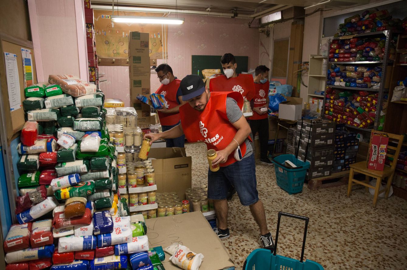 Voluntarios y residentes en Santa Rosalía preparan carros de comida solidaria. (D.B.)