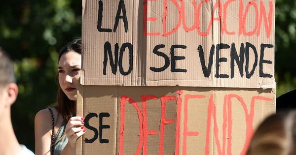 Foto: Una joven en una manifestación en defensa de la educación universitaria. (EFE)