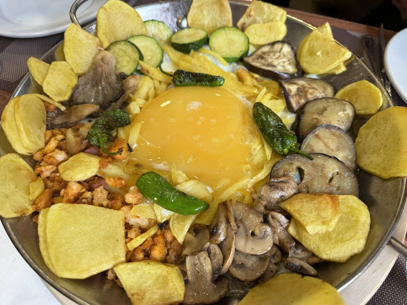 Huevo de emú con verduras, en la Taberna Macarena. (Rafael Ansón)