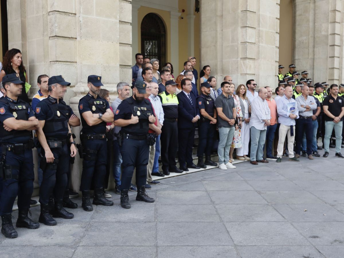 Foto: Minuto de silencio realizado a las puertas del Ayuntamiento de Sevilla convocado por los sindicatos de la Policía Nacional. (EFE/José Manuel Vidal)