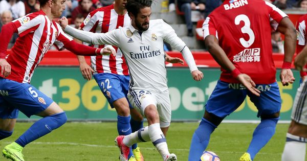 Foto: Isco, durante el partido del Real Madrid en El Molinón. (Foto: EFE)