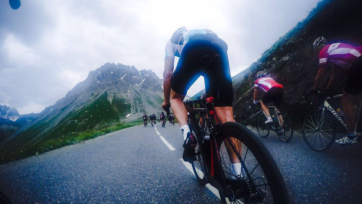 El arco de llegada, el bullicio, duele todo: así vive un ciclista una etapa por los Alpes