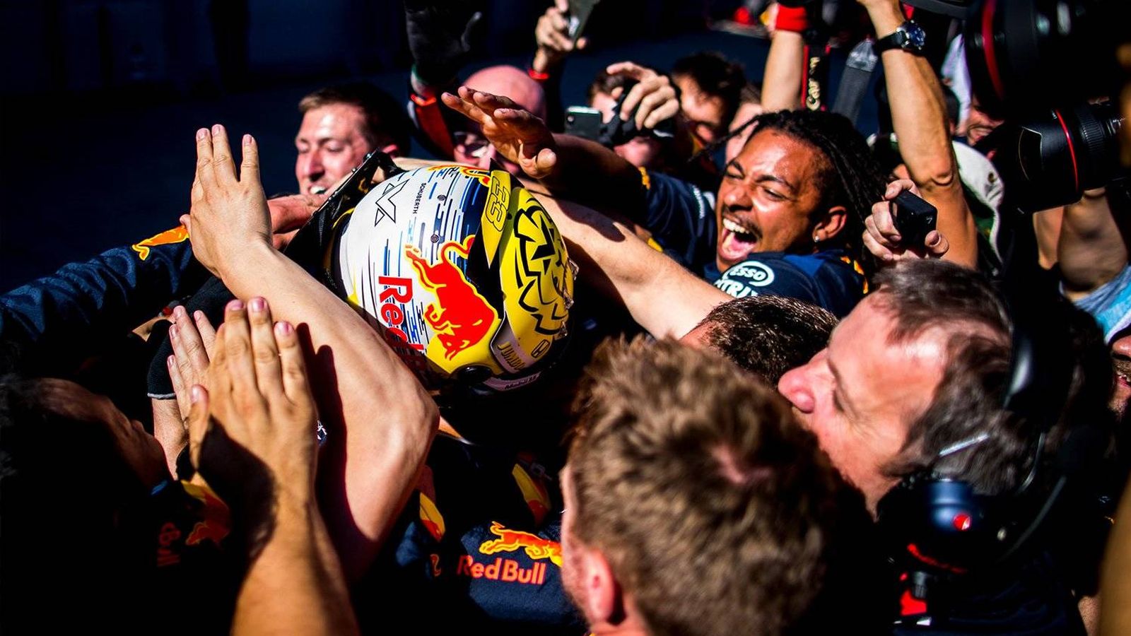 Foto: Max Verstappen celebrando su victoria en casa de Red Bull con sus mecánicos. (Red Bull Aston Martin)