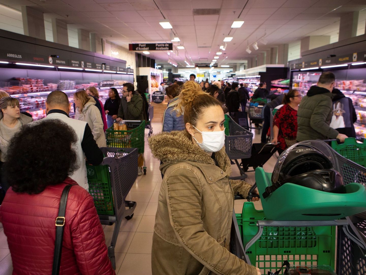 Compras de alimentos y productos básicos en un supermercado en el centro de Barcelona este sábado. (EFE)