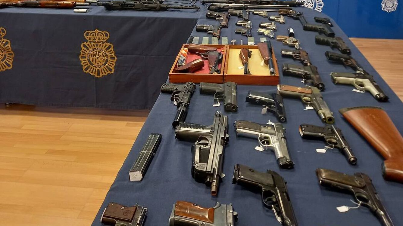 Foto: Parte del medio centenar de armas incautadas. (Policía Nacional)