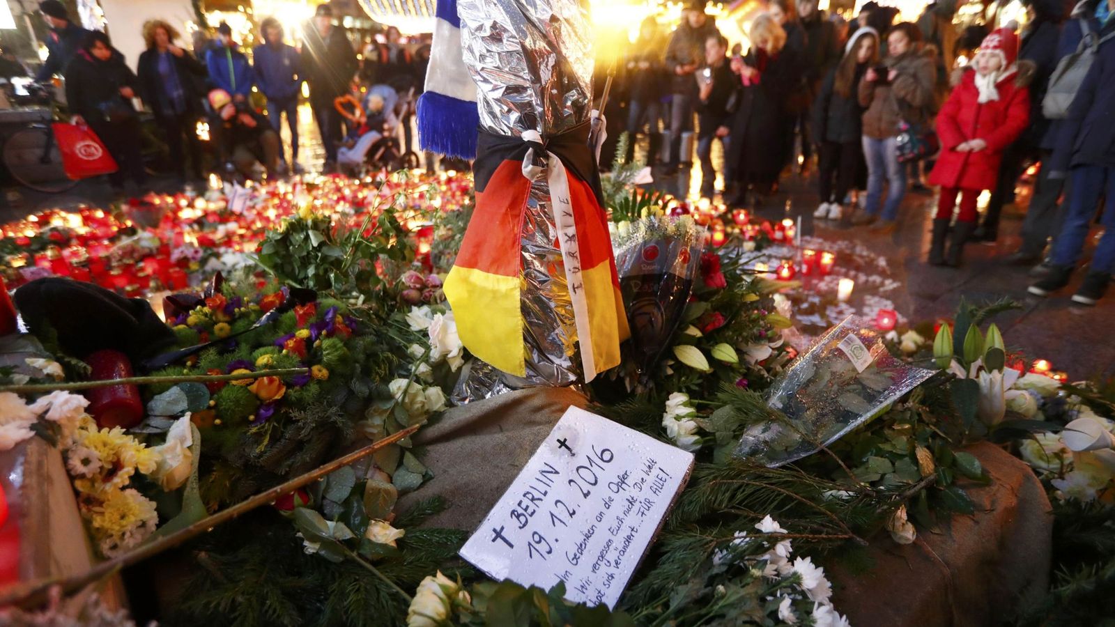 Foto: Flores y velas para recordar a los fallecidos en el atentado de Berlín. (Reuters)