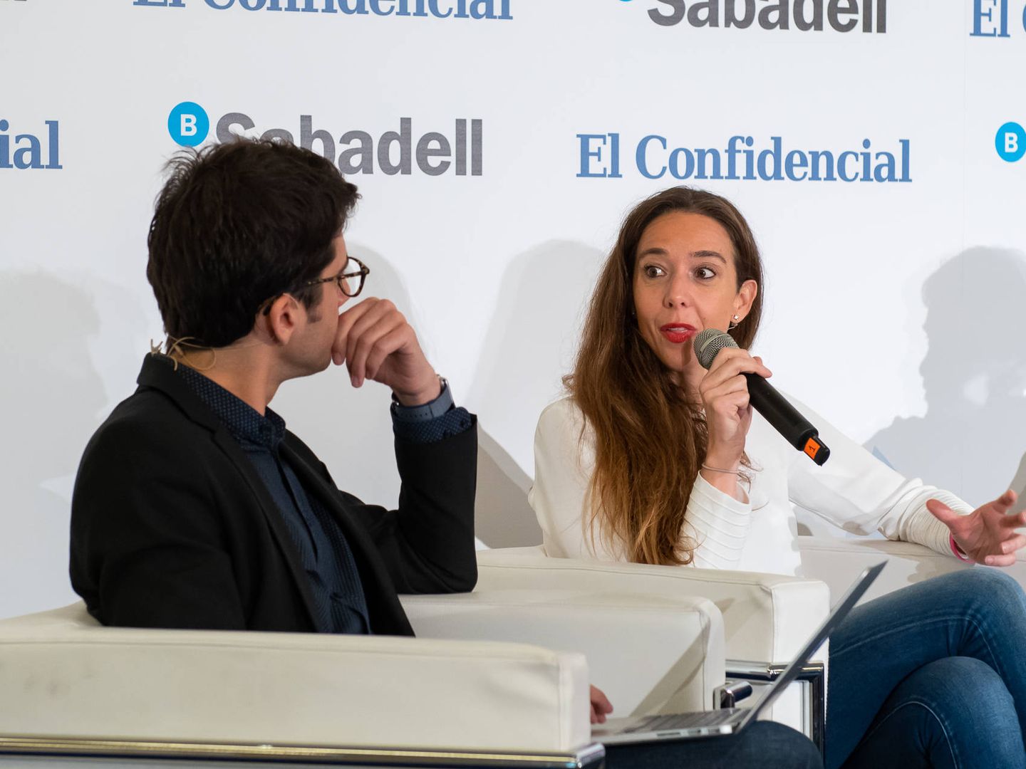 Carlota Pi, cofundadora de Holaluz, junto a Manuel Ángel Méndez, de El Confidencial.