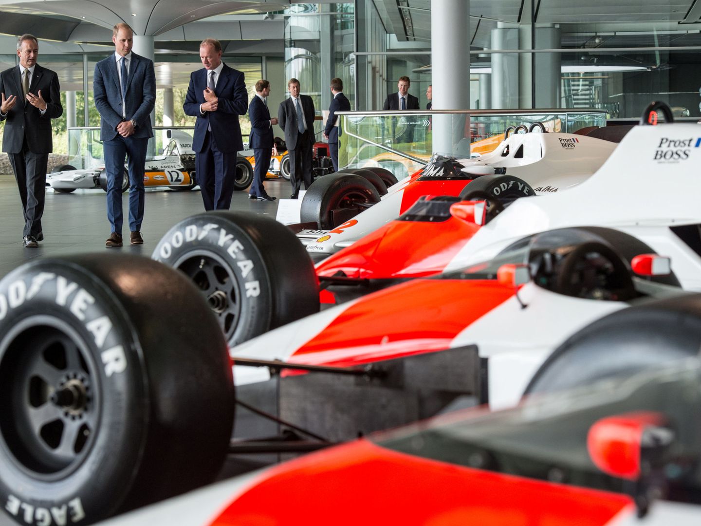 El príncipe William visita la sede de Woking y su colección histórica de F1. (Reuters)