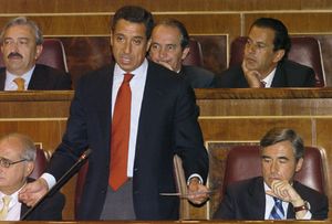 El portavoz del PP pierde influencia en Valencia y Murcia
