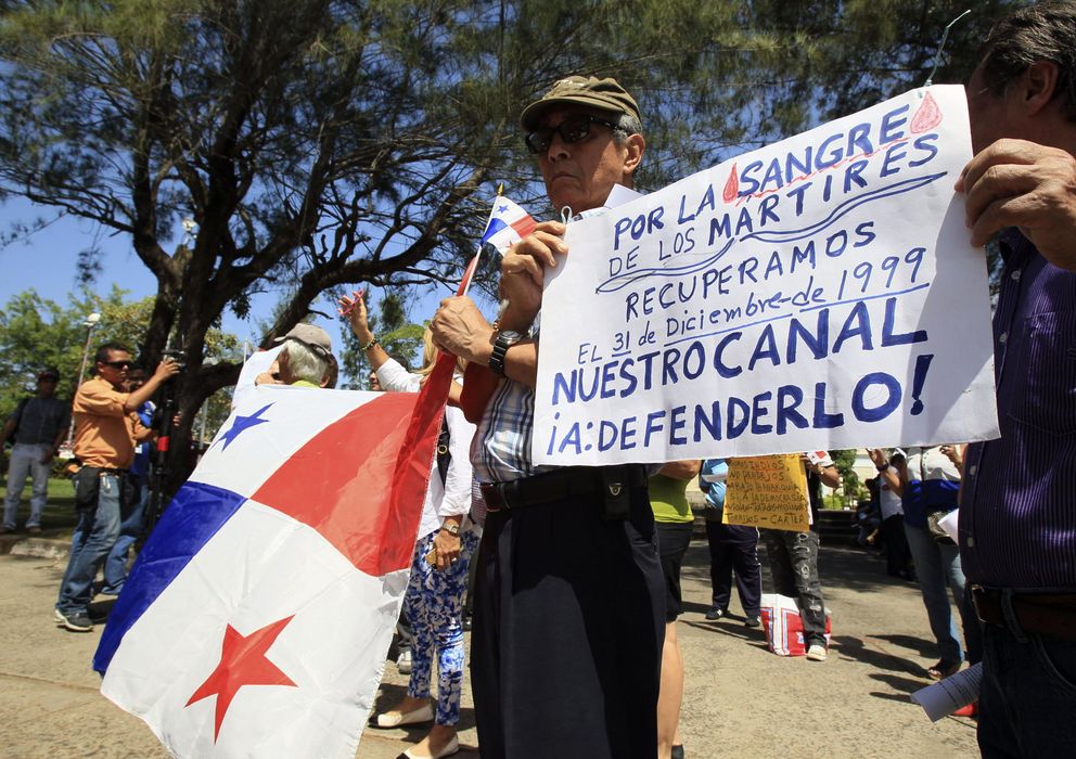 Foto: Un grupo de personas realiza una protesta en las cercanías de la Embajada de España en Panamá. (EFE)