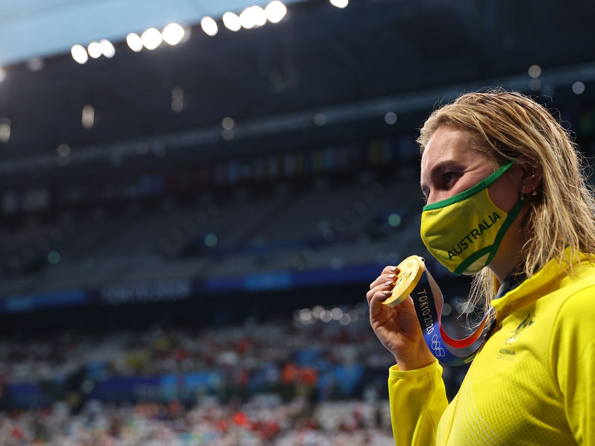 Foto: La australiana Ariarne Titmus posa con su medalla de oro en los 200 libres (Reuters)