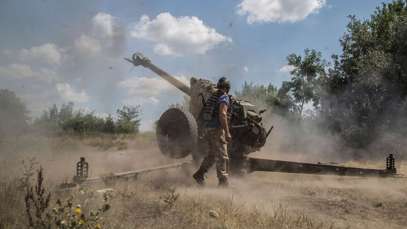 Foto: Un soldado ucraniano dispara un obús en la región de Mykolaiv, a 90 km de Jersón. (Reuters/Oleksandr Ratushniak)