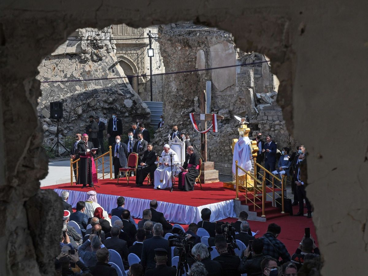 Foto: El Papa reza por las víctimas de la guerra en una devastada Mosul. (EFE)