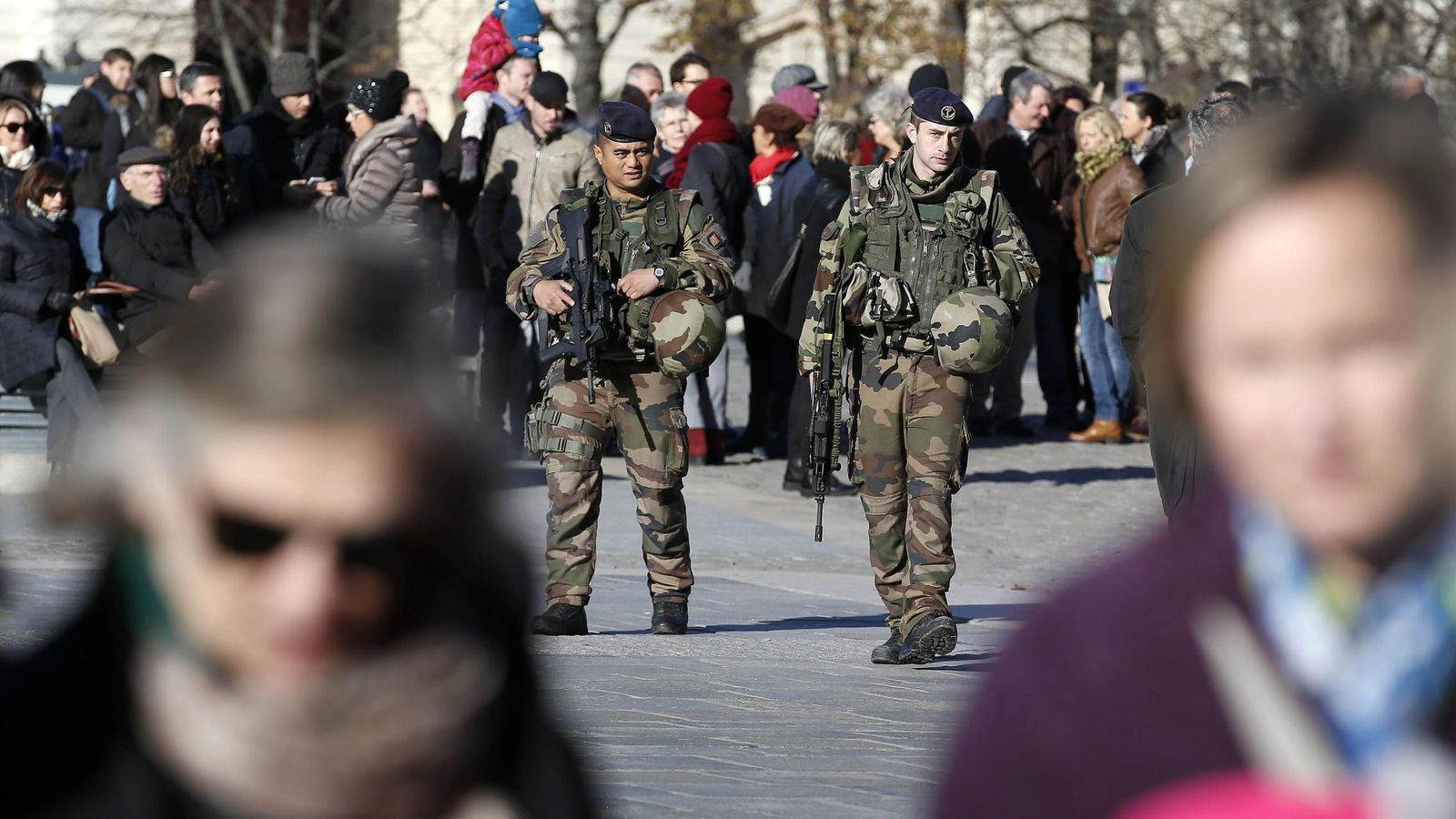 Foto: Soldados franceses  patrullan frente a Notre Dame, en París, el 22 de noviembre de 2015 (Reuters).