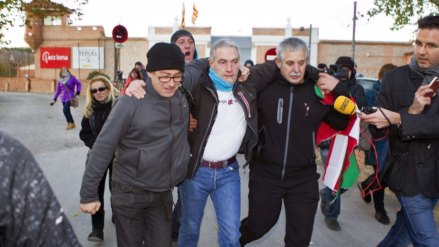 El preso de ETA Juan Andrés Urquizu,en el centro, sale de la cárcel de Teruel