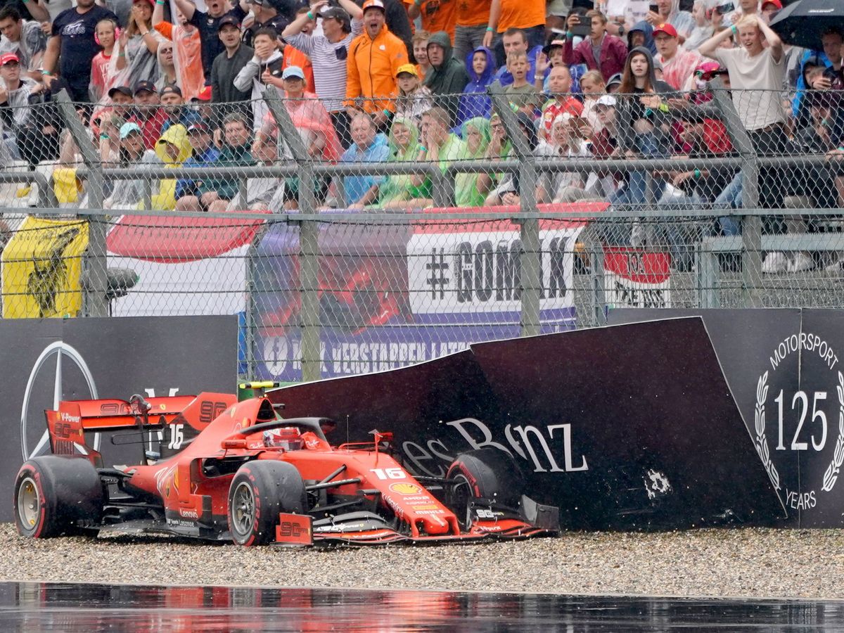 Foto: El Ferrari de Leclerc, en Alemania, acabó bajo un cartel de Mercedes. (EFE)