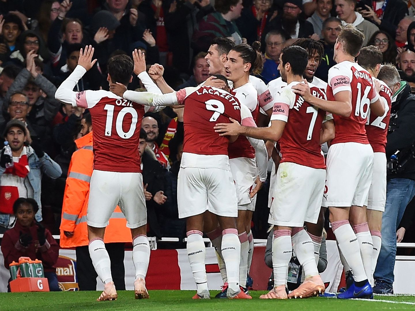 Los jugadores del Arsenal celebran un gol. (Reuters)