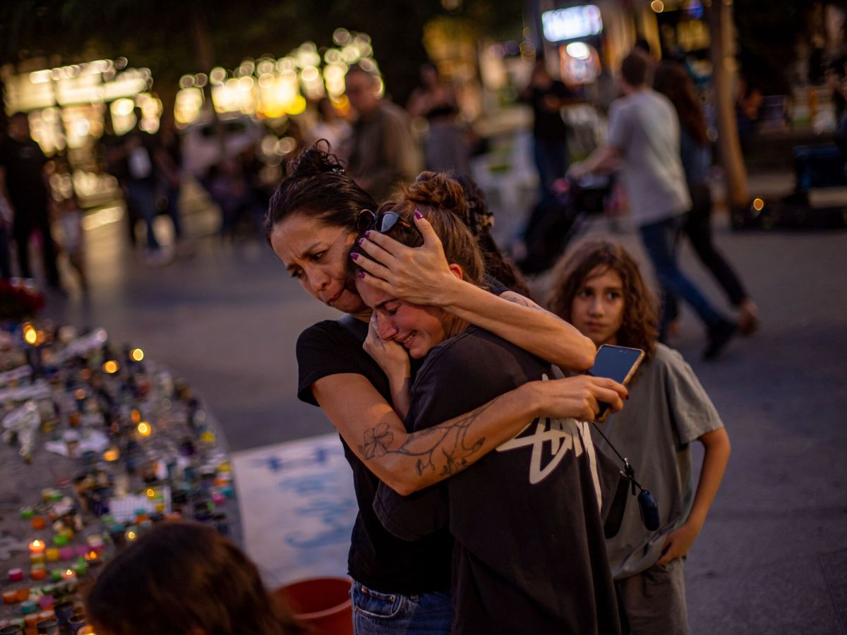 Foto: Vigilia por las víctimas de los atentados de Hamás en Tel Aviv. (EFE/Martín Divisek)