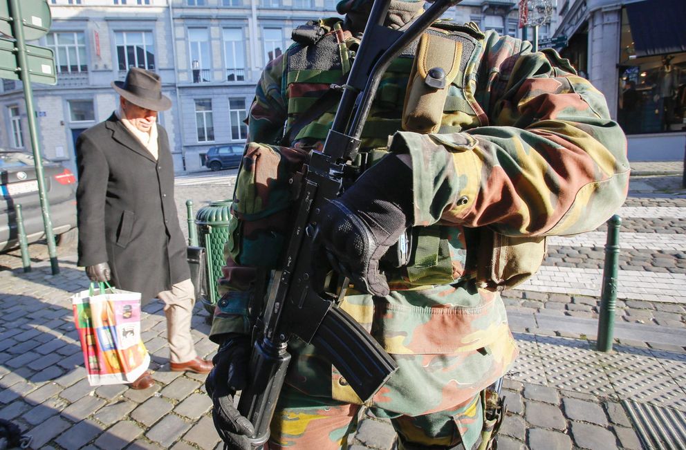 Un militar belga patrulla cerca del Museo Judío de Bruselas. (Efe)